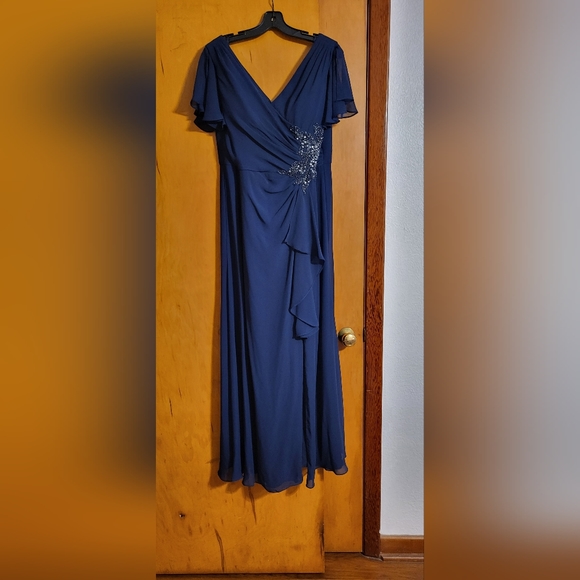 Floor length ball gown - Picture 1 of 2